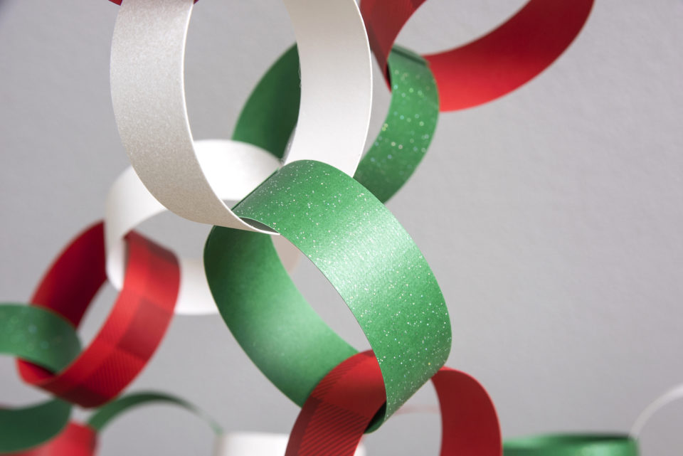 Christmas Paper Chain in Four Easy Steps - DIY Candy