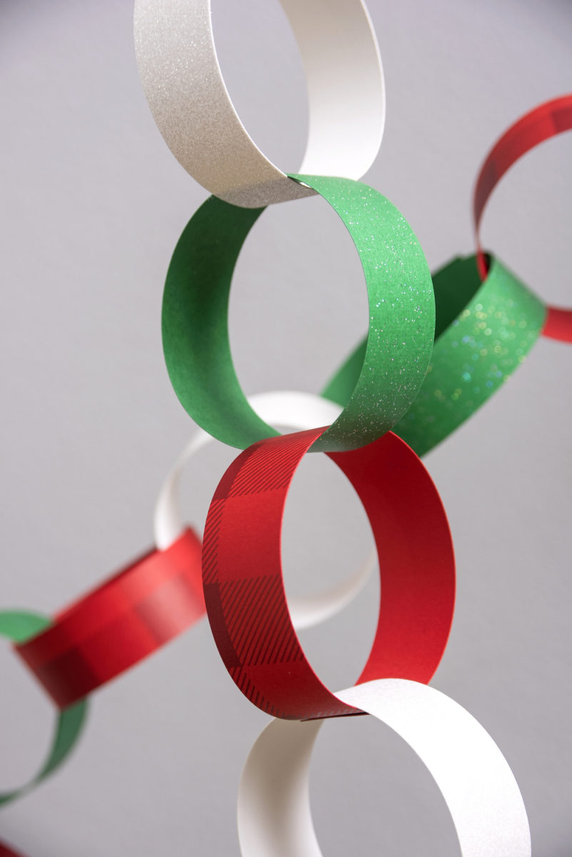 christmas-paper-chain-in-four-easy-steps-diy-candy