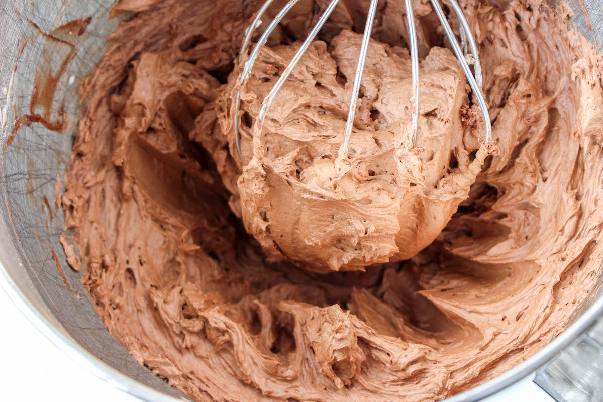 Mix the sugar and whipping cream into the chocolate frosting
