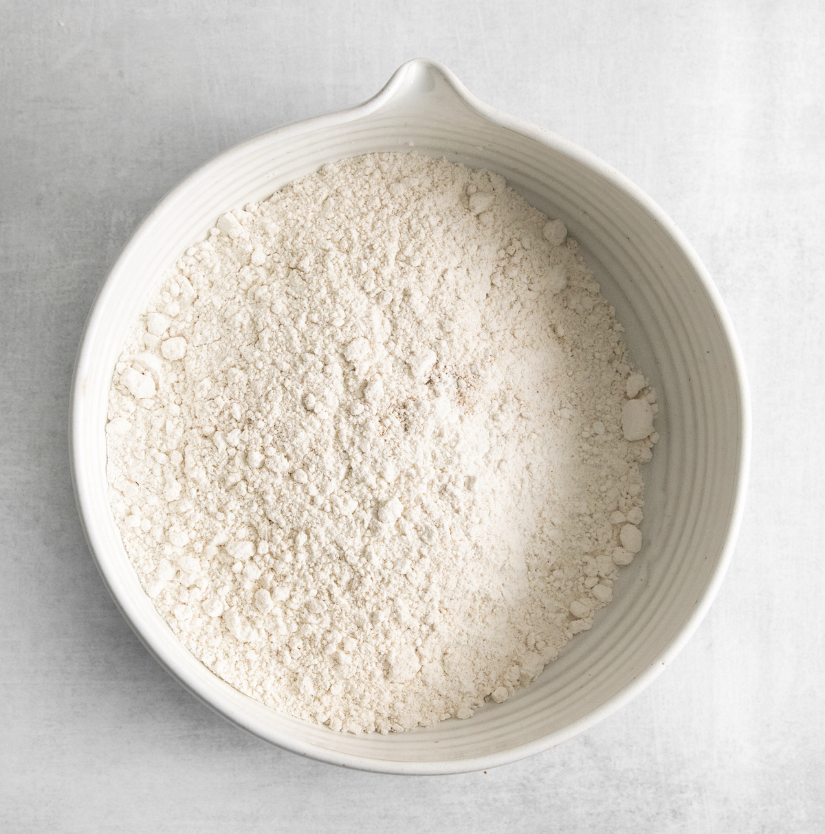 flour, almond flour, baking powder, pumpkin pie spice, and salt in a bowl