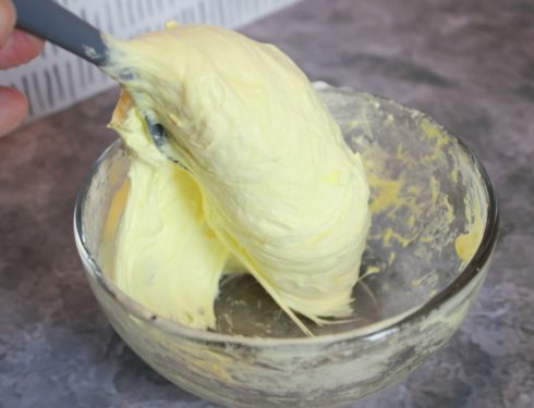 Mixing the colors of slime in each bowl