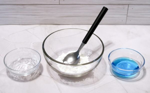 bowl of cornstarch and bowl of dishwashing liquid